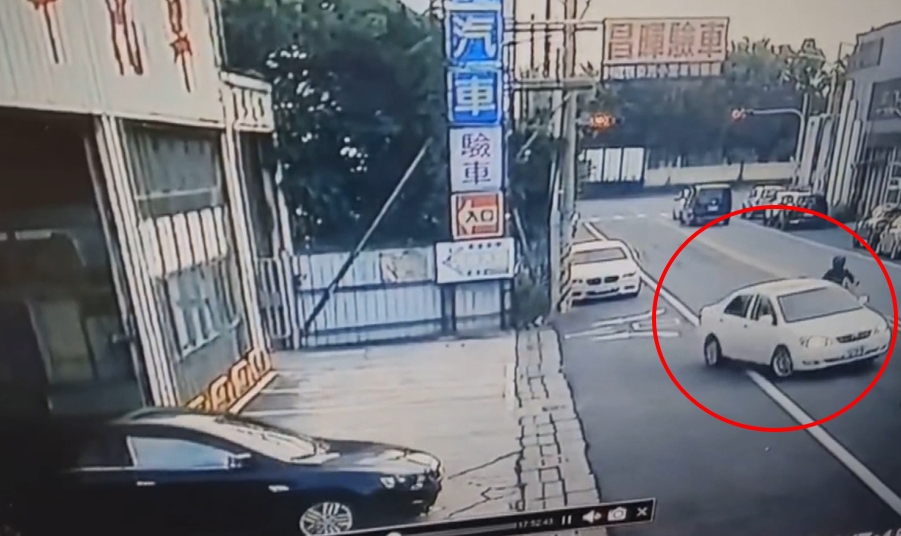 休旅車風火輪式「倒車迴轉」 高速衝撞連掃4機車釀3人受傷
