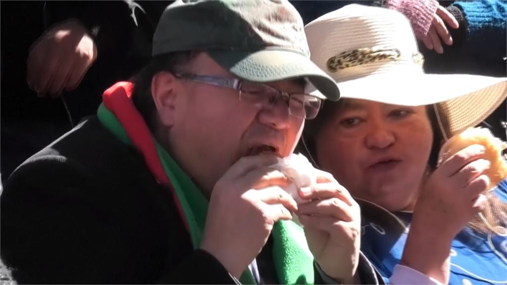 超大三明治上桌！　玻利維亞人搬300KG麵粉、380KG豬肉特製