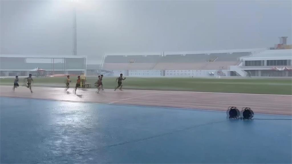 跑道變水道　雲林縣運動會大雨中比賽　網友：心疼小選手