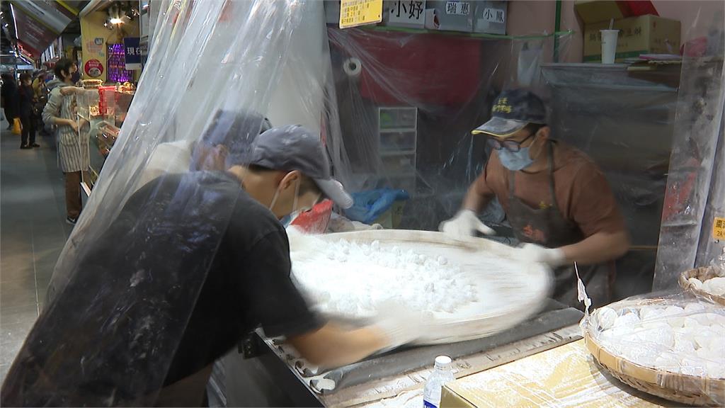 元宵節吃元宵象徵團圓! 傳統老店一早排隊人潮不斷