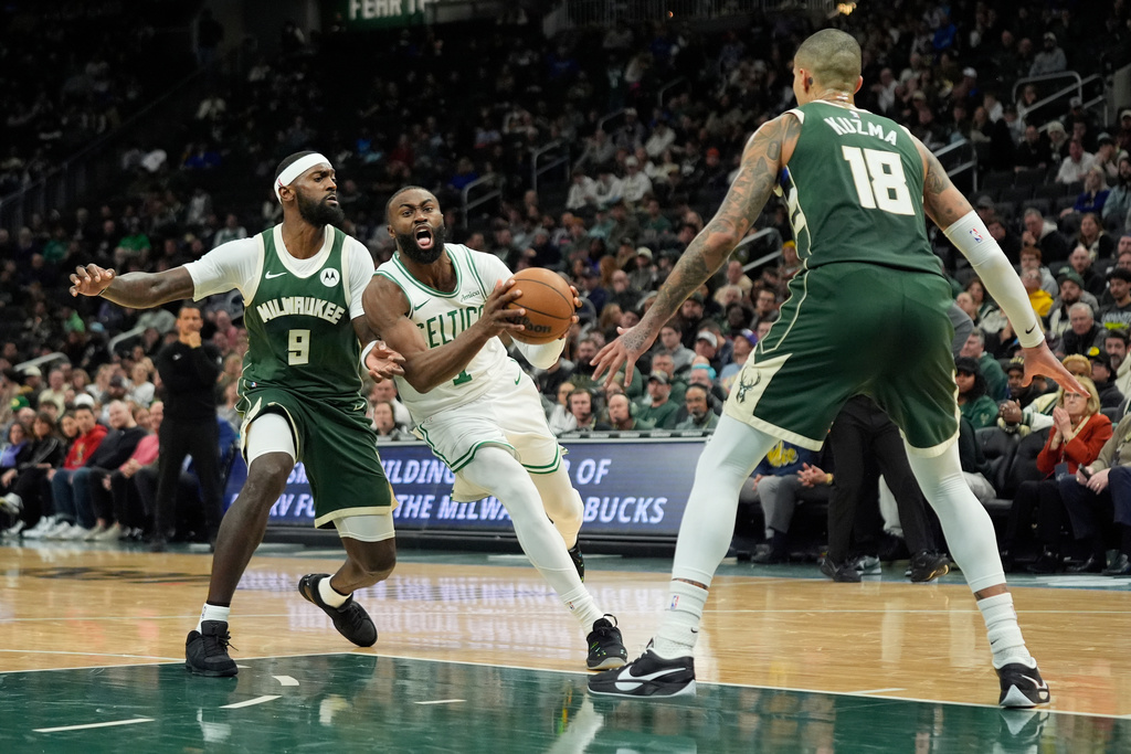 NBA(影)／公鹿爆冷擊敗塞爾提克！庫茲馬、布朗霸王肘互撞還狂噴垃圾話