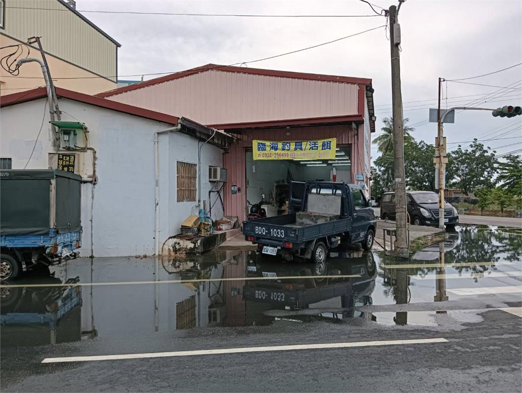 圖多／年度天文大潮發威！　屏東東港「海水漫街頭」畫面曝光