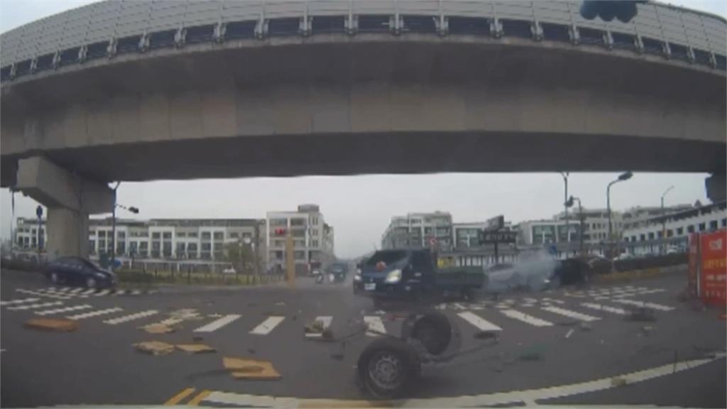 高雄鳳山小貨車疑沒注意　高速對撞對向來車　貨物噴飛一地