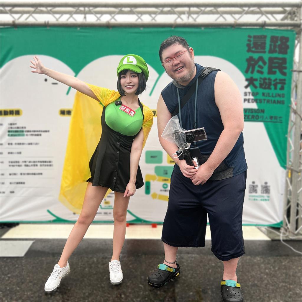 四叉貓遊行同框郭鬼鬼!超巨身形對比震撼網:差好多 四叉貓還路於民遊行同框「炸裂郭鬼鬼」!超巨身形對比震撼網:大小隻差好多