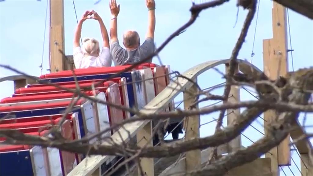 美國「雲霄飛車狂粉」 八旬老夫妻 今夏挑戰2千趟!