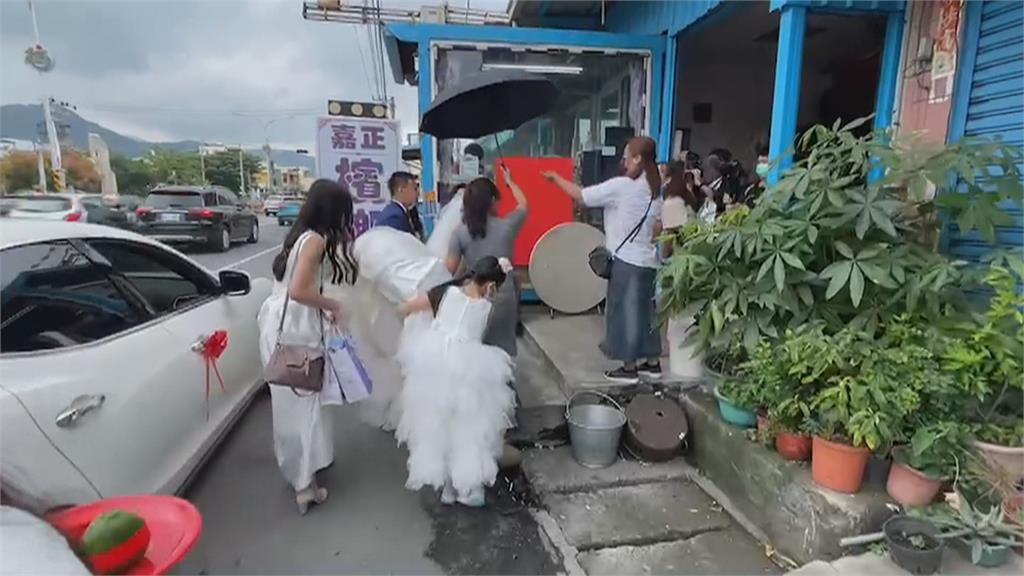 吉時已到新郎未到 國慶連假塞爆迎娶車隊延誤