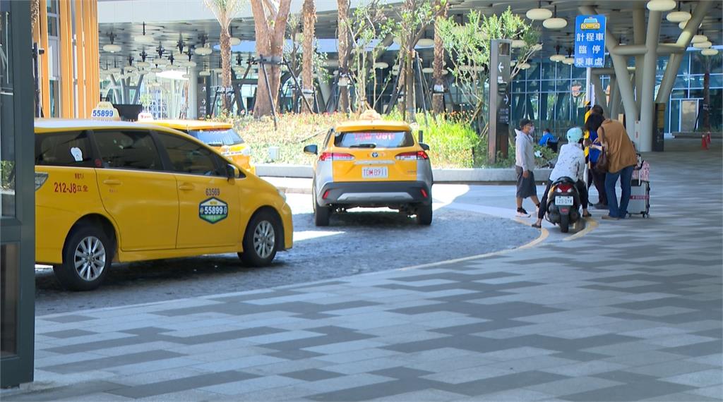 高雄火車站轉計程車怎麼走？　紅、藍2款告示民眾霧煞煞