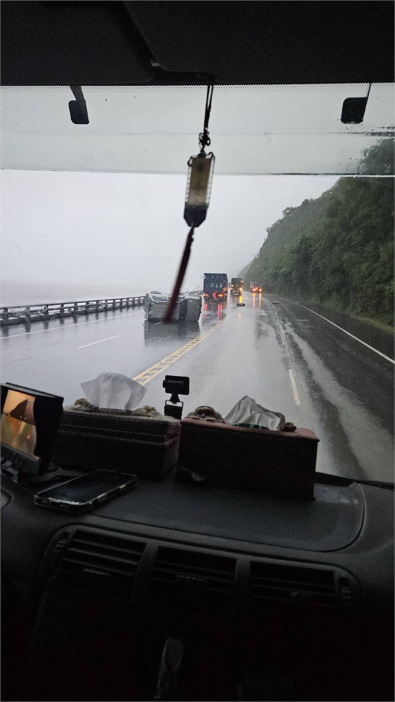  快新聞／豪雨特報持續！台東大武今停班停課　南迴線水淹軌道暫中斷