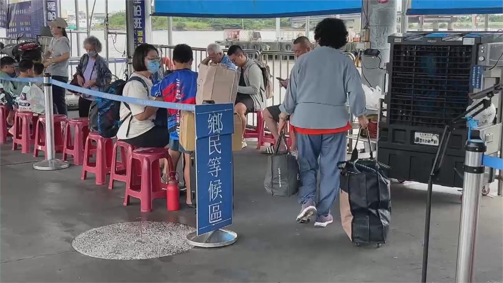 東琉線復航了！　民眾排隊趕登船　民生物資送上船