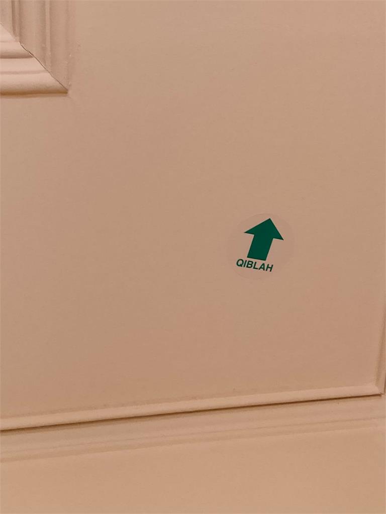 旅館天花板驚見謎樣「箭頭貼紙」網秒解答：國際化飯店常見