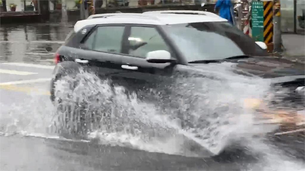 大雨又逢滿月大潮!東港東津里又淹 海象不佳!東琉線今15點半起停航