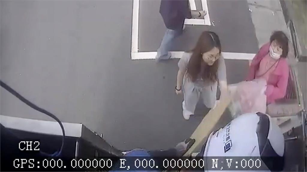 清潔隊員整理回收物發現金塊 鄭朝方表揚拾金不昧清潔隊員