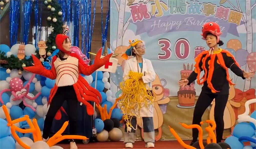 誓言永不退休　為孩子說故事30年！宜蘭95歲阿嬤孫儒先獲頒"金鴨獎"