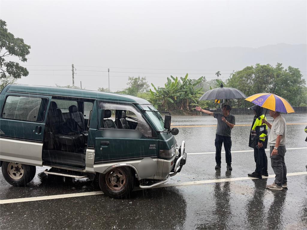快新聞／驚悚！花蓮救護車「雨天打滑」噴飛撞對向2小貨車　慘釀1死4傷