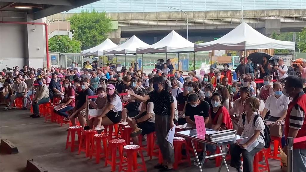 環南市場百人開會爆口角! 攤商不滿林勝東轟「一言堂」
