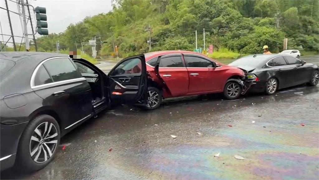 快新聞／路面濕滑！台84大貨車雨中「煞不住」撞4車　等紅燈慘成夾心餅「車頭全爛」