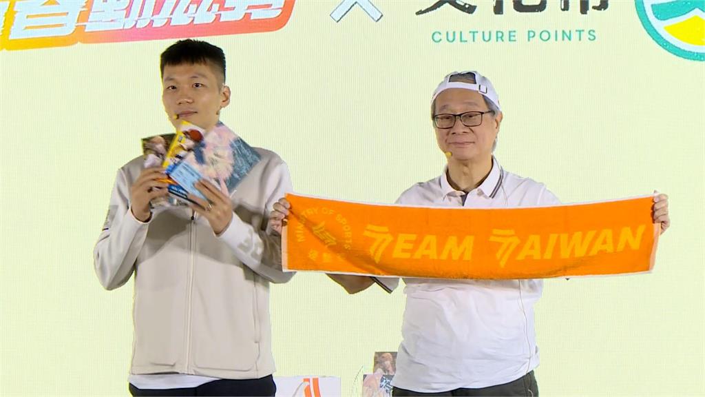 「雙李配」與高中生打羽球 李遠、李洋推廣文化幣+動滋券加碼