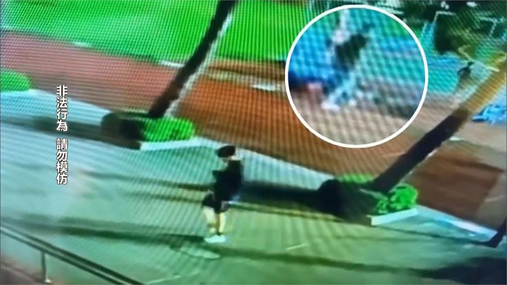 你打球他偷錢!囂張賊伺機行竊 路邊點現金「全都錄」警逮到人