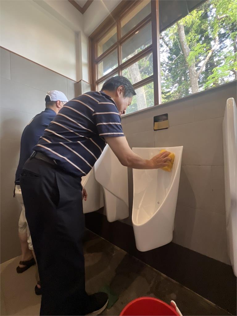 把清掃當人生哲學!雄獅全聯曼都等企業家攜手東海校長共同挽袖刷便池