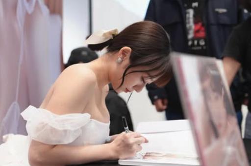 啦啦隊「短髮女神」換裝戰袍猛進化!低頭簽書「頂到了」極致視角流出