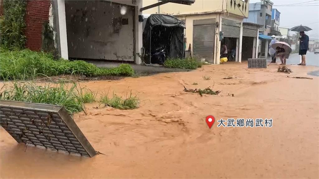 台東滿目瘡痍！　鐵皮屋吹剩一片屋頂招牌吹歪