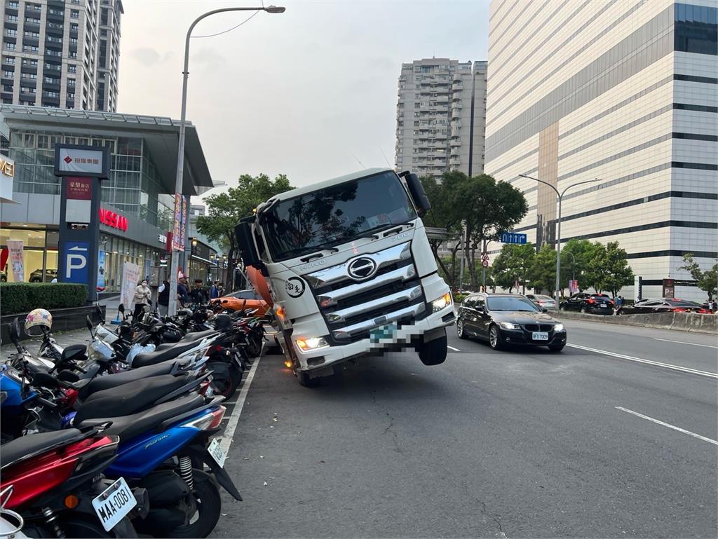 快新聞／新北新店傍晚再傳路面塌陷！　1水泥車陷入坑中幸無人傷