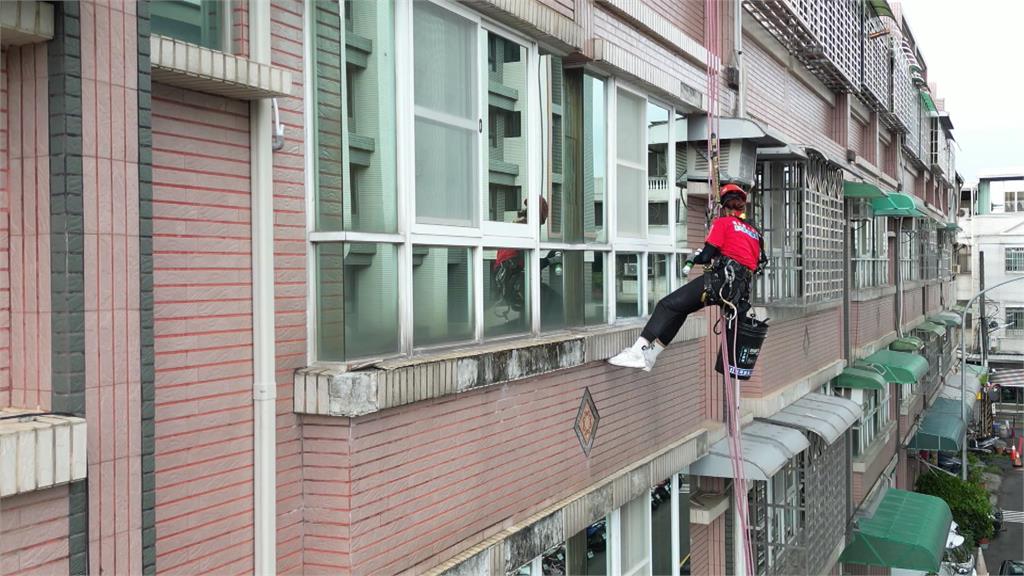 獨家！身手矯捷不輸男生　19歲牙牙爬20多層高樓作業