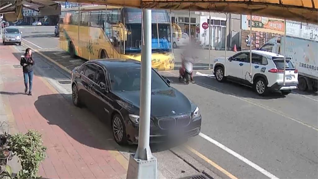 真毋湯!　8旬婦「騎車鬼切」卡客運車底受困