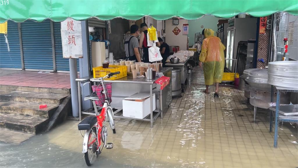雨彈狂炸!高雄嘉興里淹水成災 數百米馬路成漂漂河