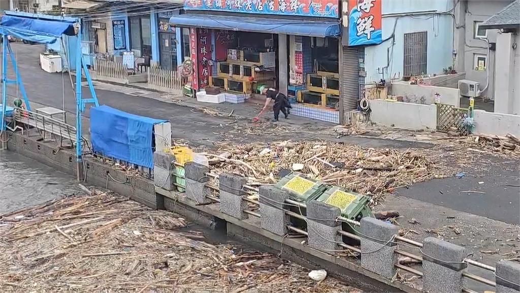 新北.基.花.馬沿岸6米"巨浪告警" 漂流木淹沒鼻頭漁港