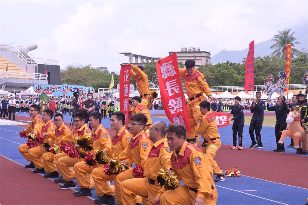 快新聞／花蓮消防舉布條「讚揚縣長」　粉專痛批「荒腔走板」：不該成徐榛蔚的作秀工具