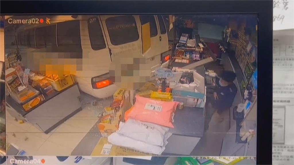 酒駕載客!買早餐忘拉手煞車 客運倒退嚕命中超商大門