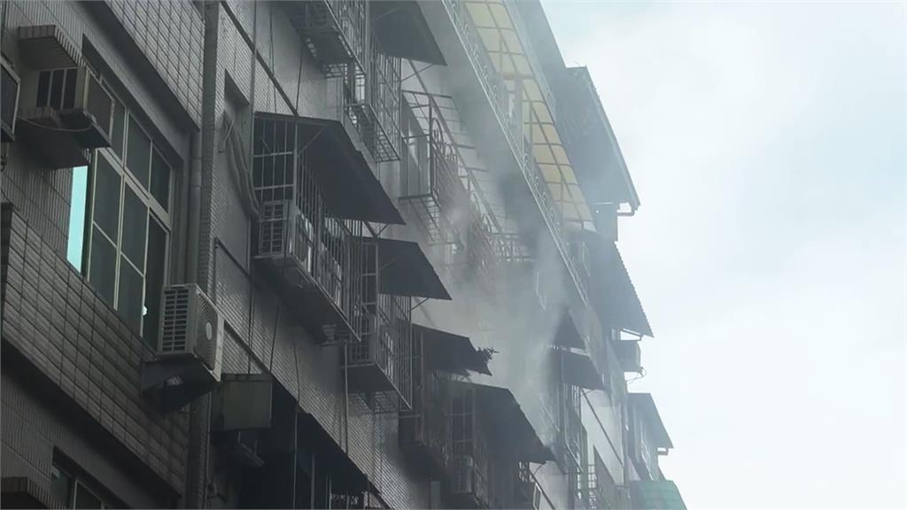 高雄5層樓老公寓　驚傳火警4樓3名住戶一度受困