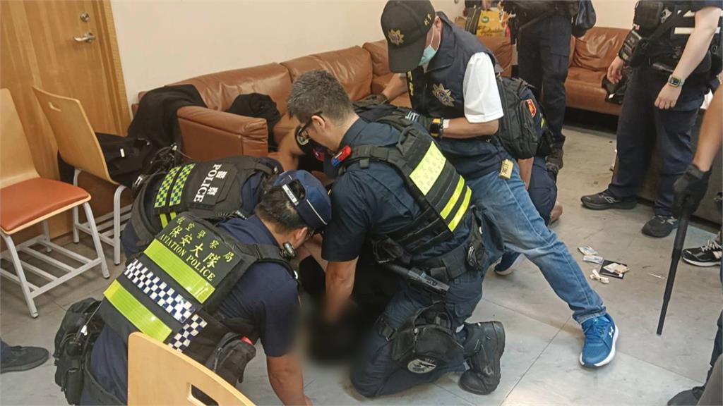 桃機首例持刀挾持！　嫌犯劃傷實習生「身上還藏安毒」遭聲押