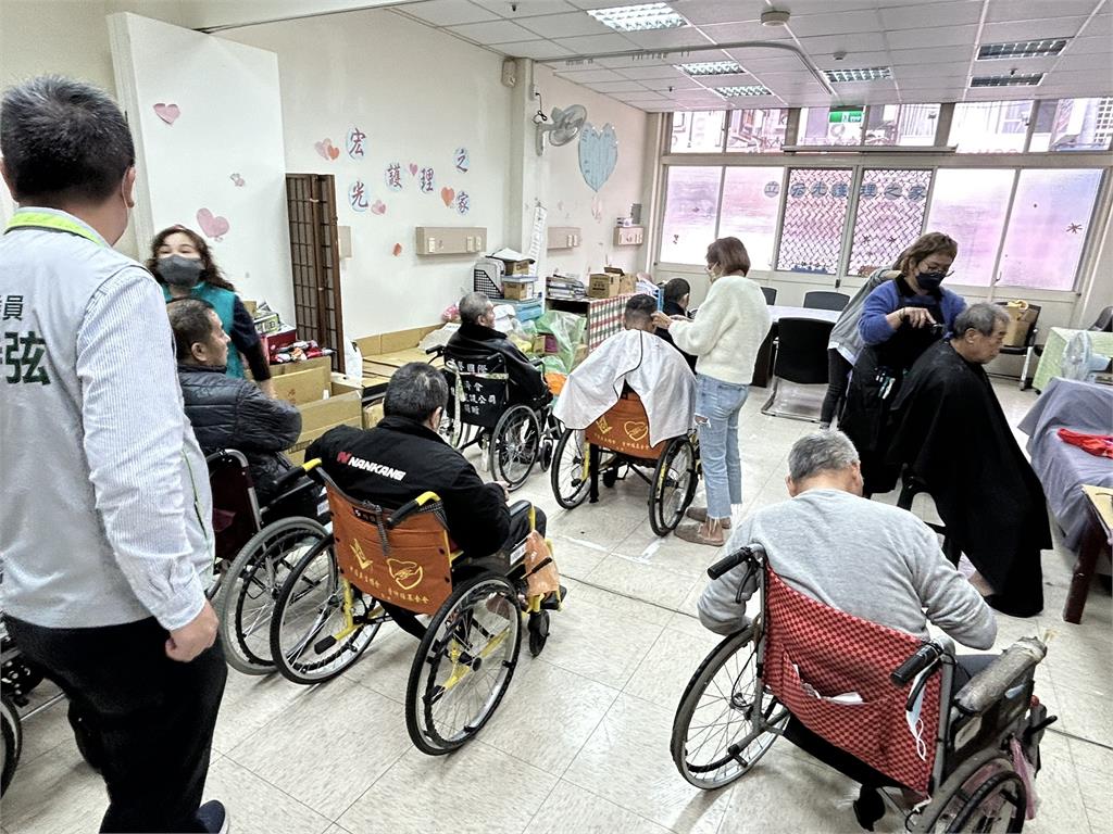 快新聞/冬日送暖!沈發惠、綠苗縣黨部合辦義剪活動 替長者修整頭髮