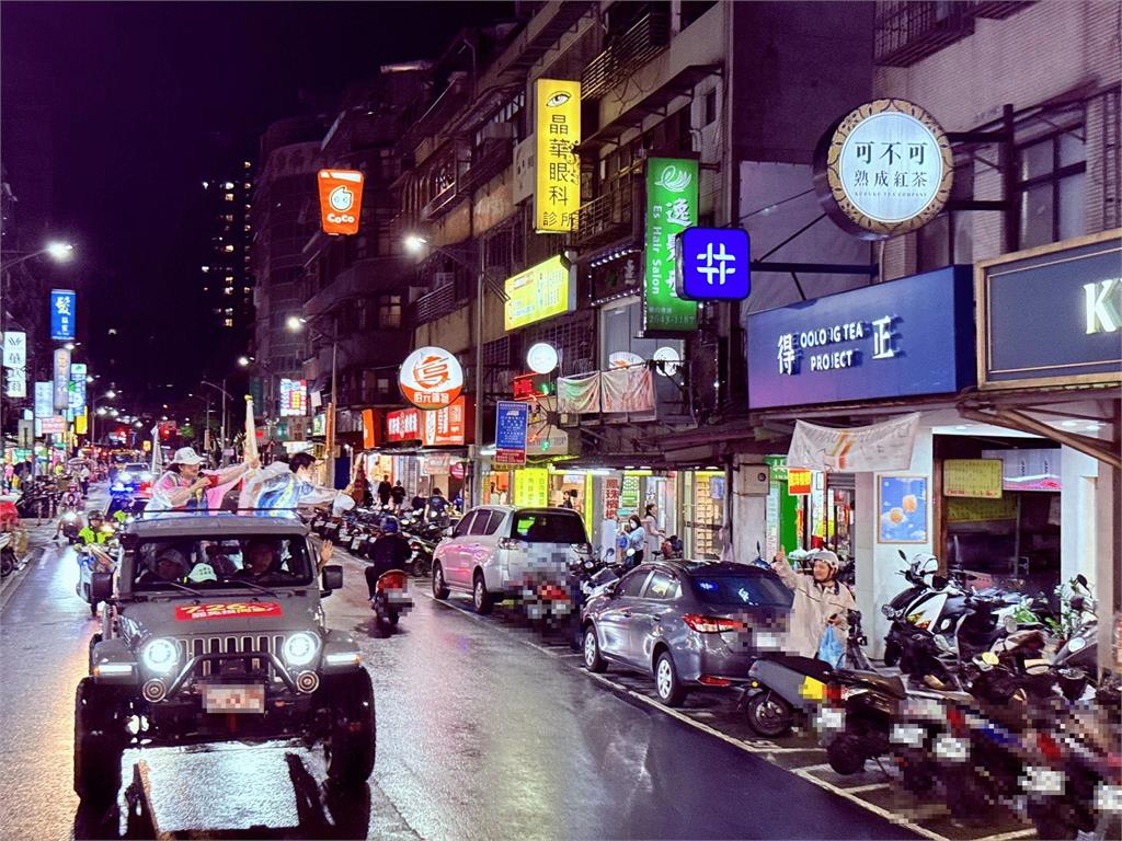 快新聞／辛苦了！吳思瑤、張錦豪頂風雨車掃　新北3區努力催票