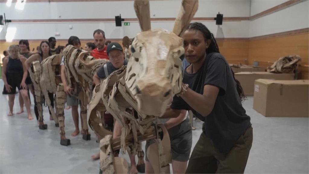 宛如真實獸群遷徙 1:1實體比例木偶動物大隊展演