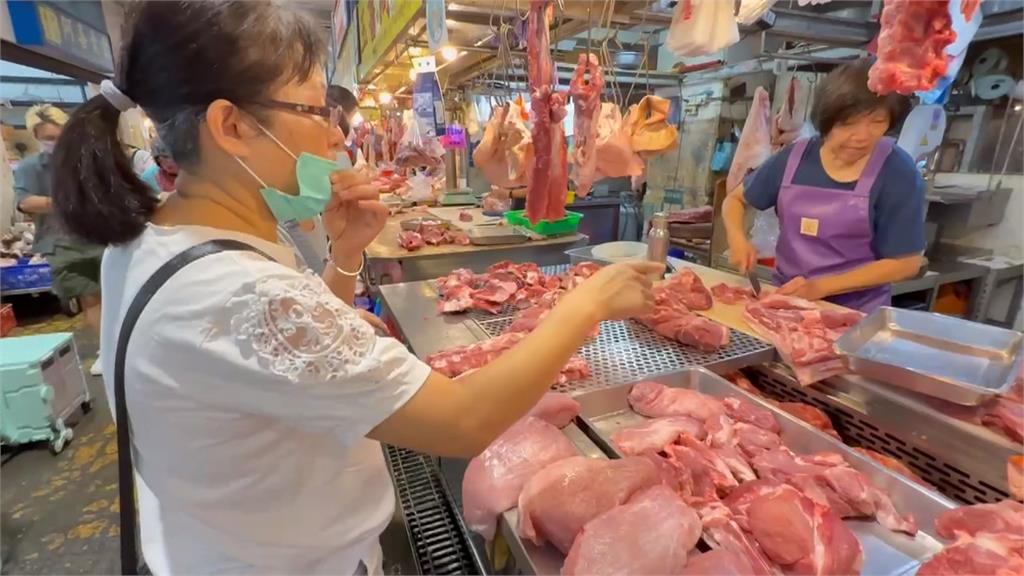 台中建國市場豬肉買氣爆棚 "買豬肉送肉鬆"促銷排長龍