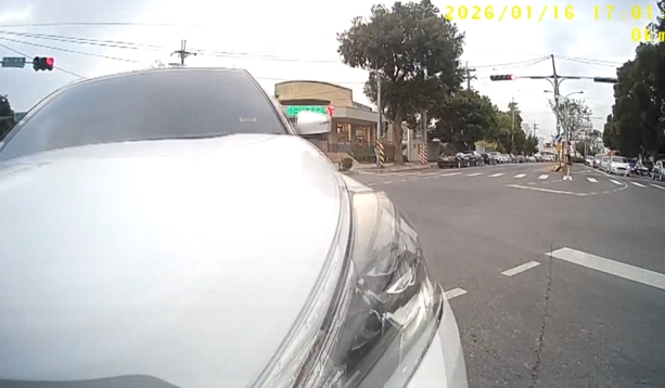 莫名其妙！　南投駕駛禮讓行人　「挨撞還遭嗆」怒反擊：沒看到人？