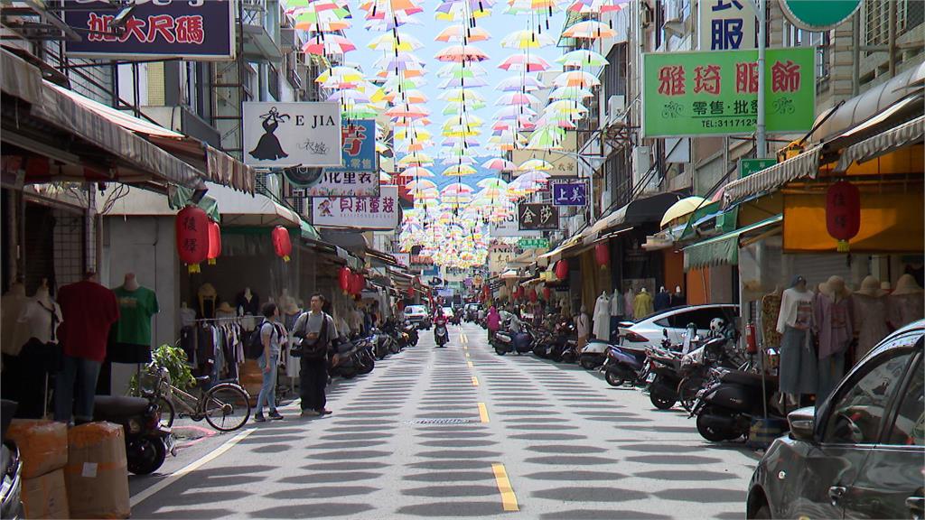 高雄後驛商圈「雨傘街」傘架殘破外露 宛如「空中血滴子」