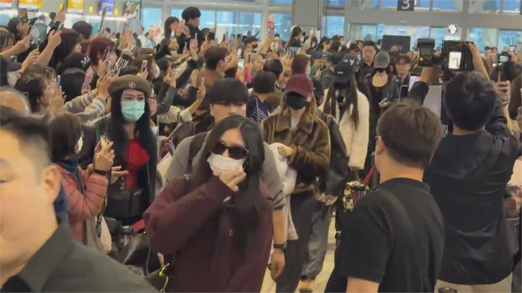 AAA典禮落幕"韓星離台" 小港機場半夜吸上百粉絲送機