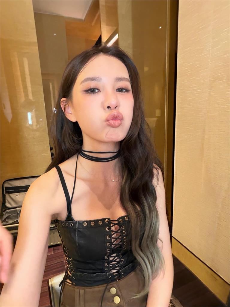 網喊「超過40歲↑」拍照嘟嘴不好看！安心亞不忍曬照參戰…粉嚇爛：怎麼可能