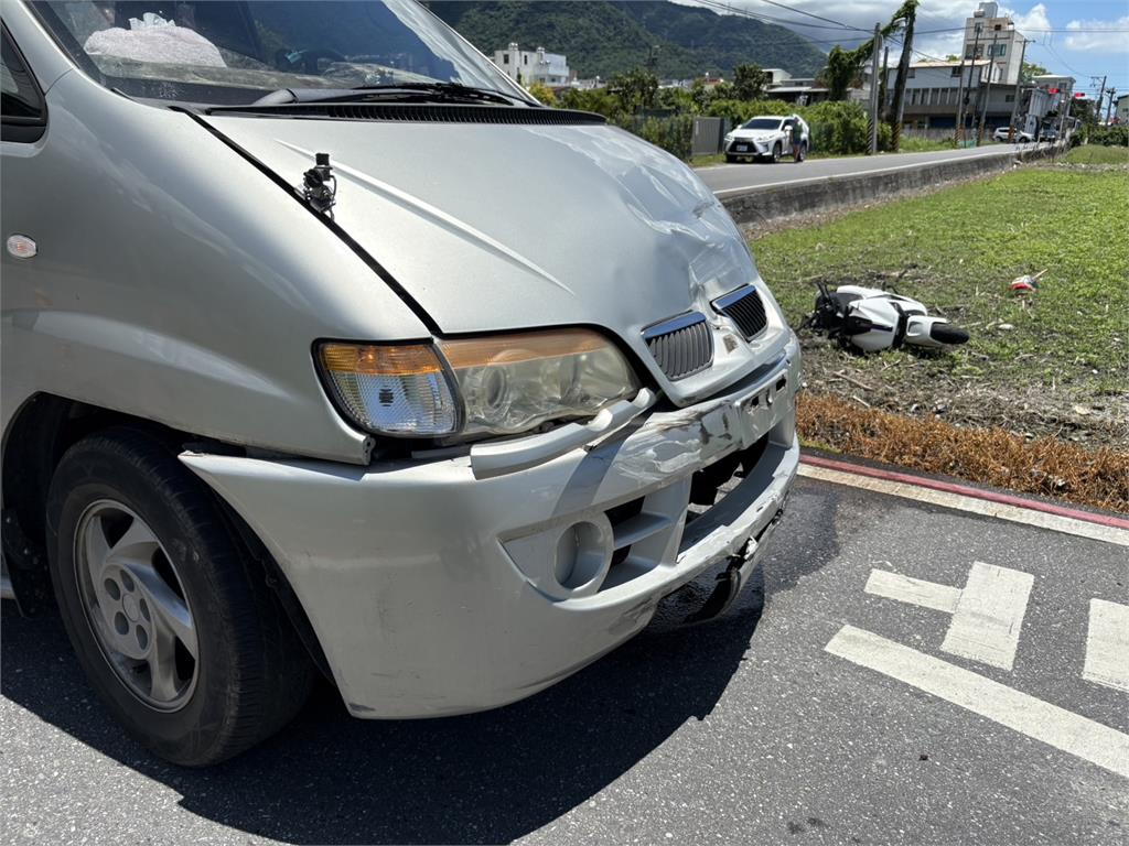 快新聞/都沒減速!騎士擦撞廂型車「飛進農田」 監視器畫面曝光