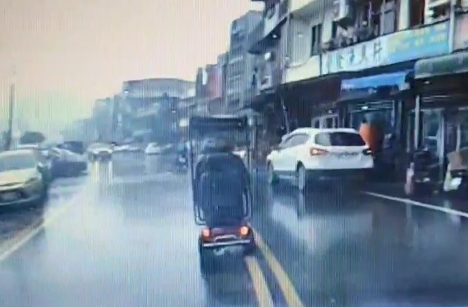 南方澳電動代步車亂象! 老翁雙黃線上徘徊還逆向