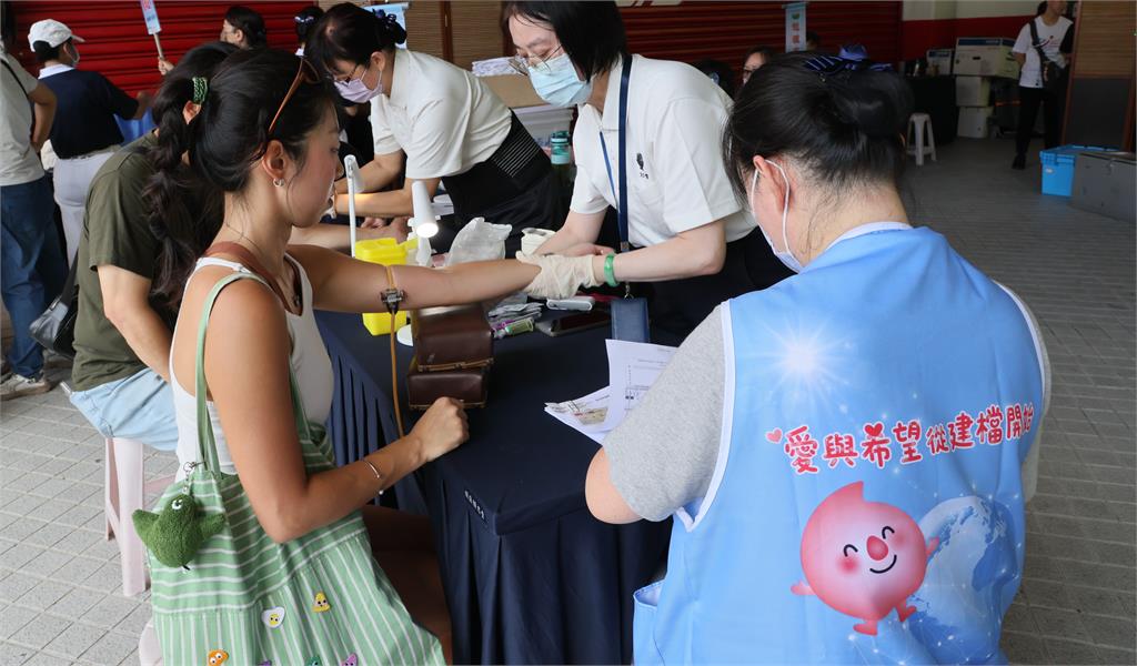 慈濟骨髓中心接軌國際　青年首測口腔拭子建檔