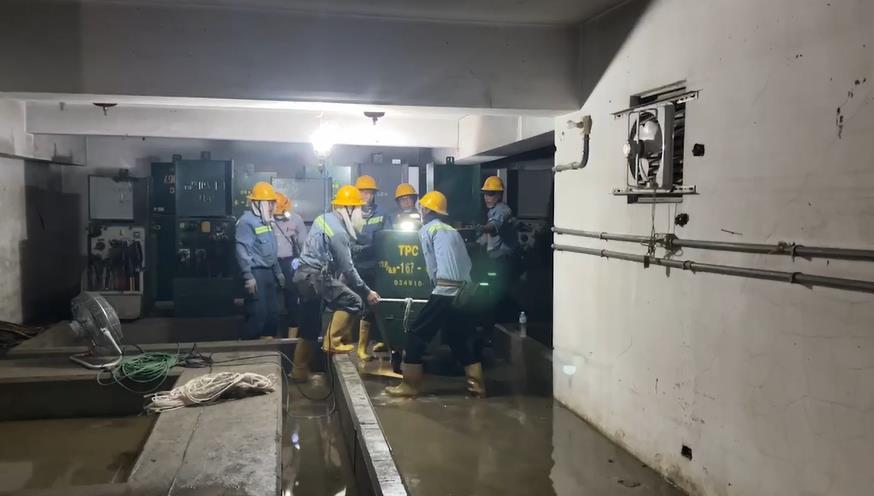 快新聞／大樓淹水沒電「抽水快3天」終於要抽完！　陳其邁：高雄剩2棟未復電
