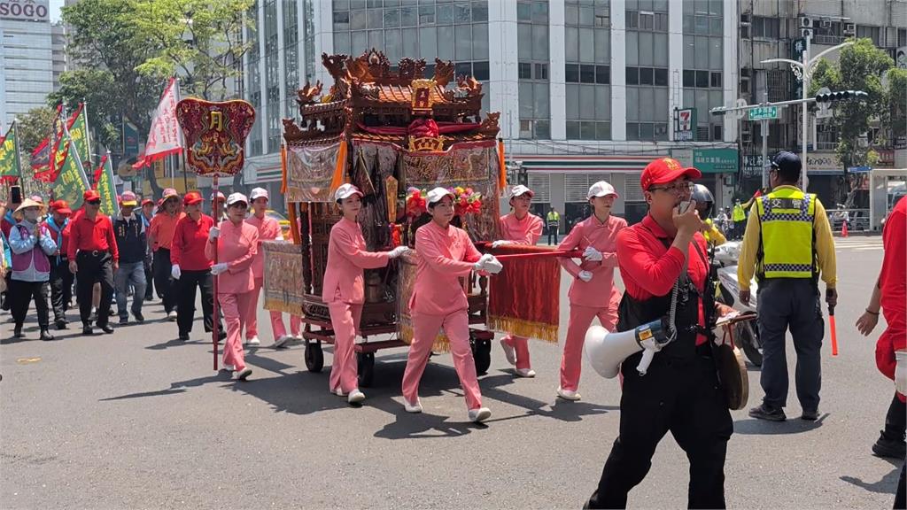 桃園龍德宮四媽祖南巡抵高雄　搭火車「鐵道巡安」北返
