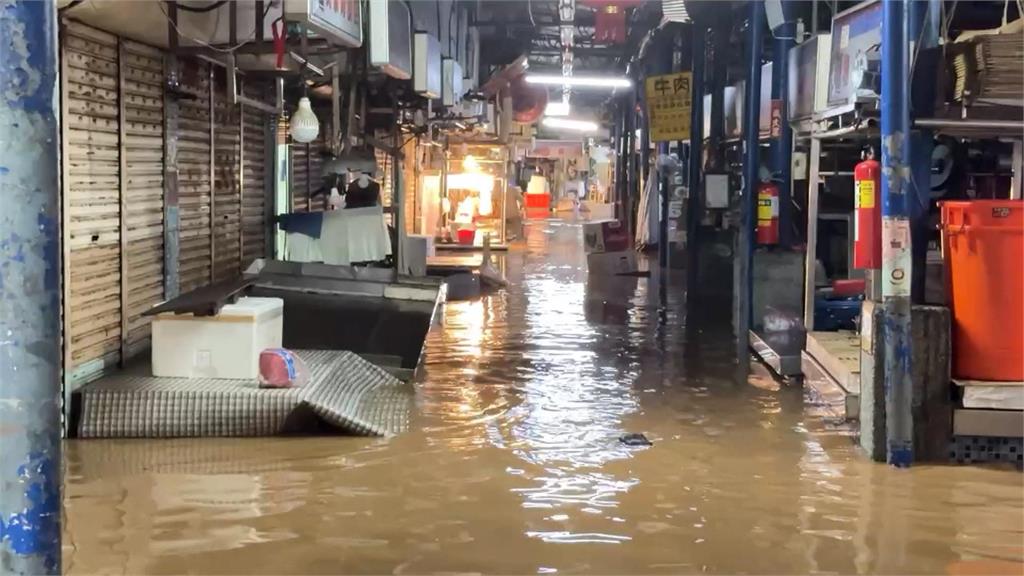 雨彈狂炸！　金山萬里淹水成災　陽金公路成「水路」多車拋錨