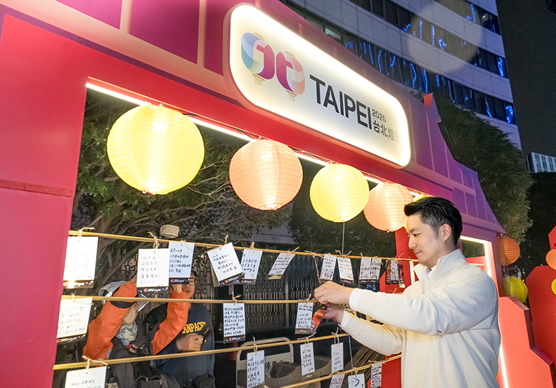 台北燈節西門展區點燈 Baby Molly主燈秀、IP燈組狂吸人潮