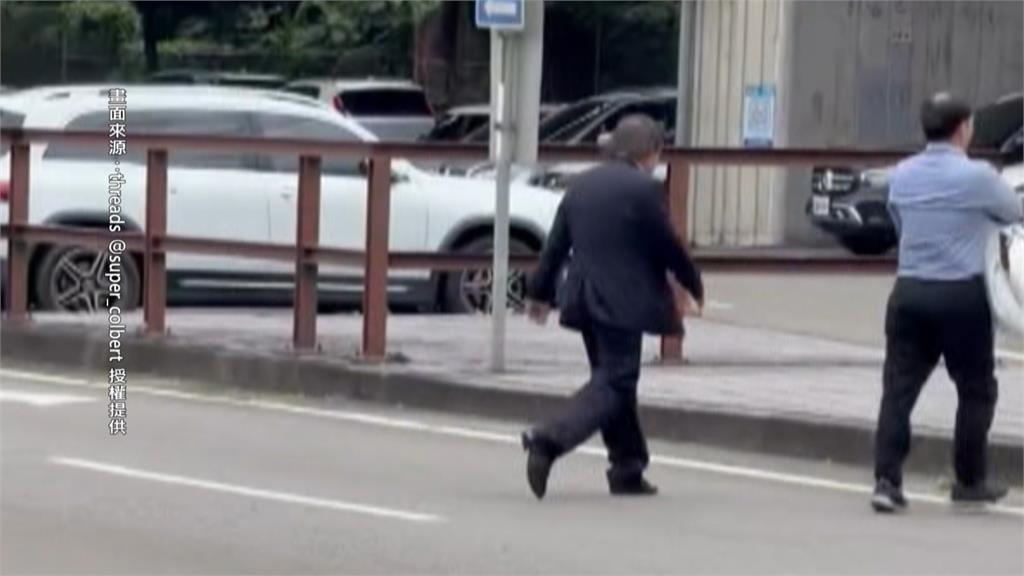 王世堅「違規穿越馬路」被直擊！　這原因無法開罰